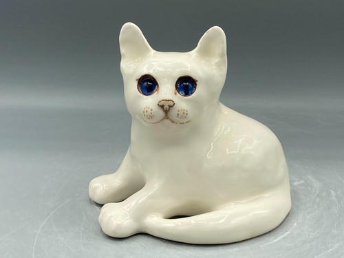 New winstanley white cat - winstanley,