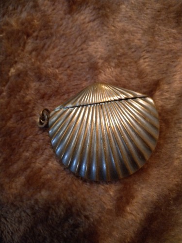 Vintage brass clam shell - ,