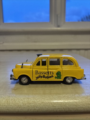 Model toy london taxi bassets - london,