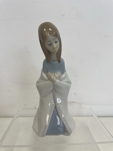 Lladro girl kneeling figurine - girl,