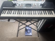 YAMAHA PSR-820 Keyboard With Stand, Adaptor & Instruction manual.