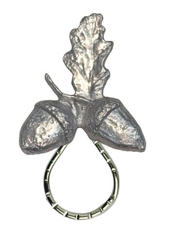 Z50 acorns with - leaf, pin