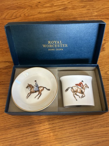 Royal worcester pin - royal, trinket