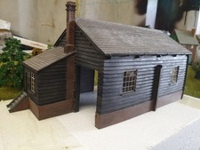 BACHMANN 'OO' GAUGE 44-113 WOODEN GOODS SHED 5814