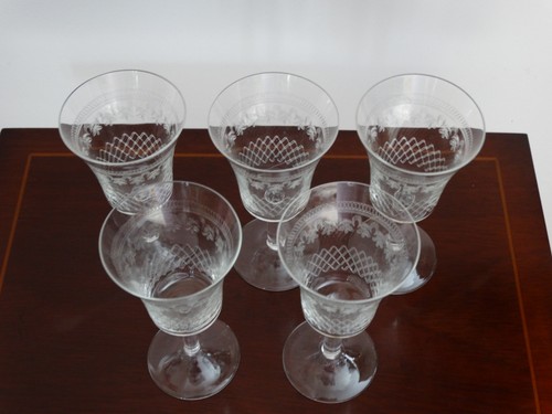 Stemmed etched lady - 5,