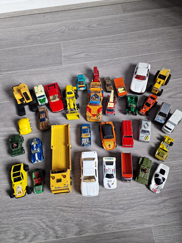 Diecast vehicles job - 32, lot