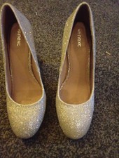 womens shoes size 6 Cream