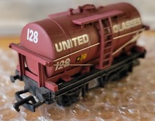 00 Gauge, Mainline United Molasses tanker.