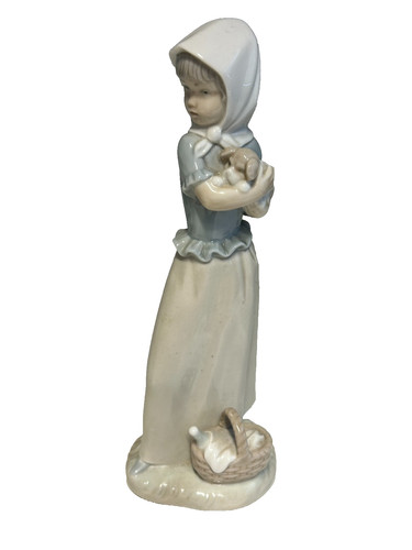 Nao lladro figurine girl - by,