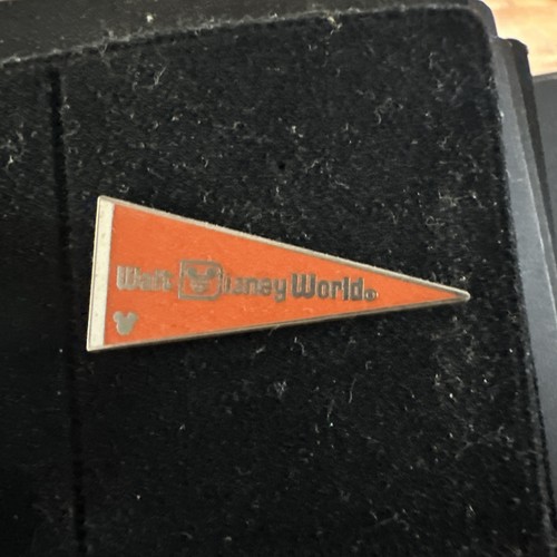 Disney pins orange pennant - pins,