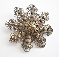 L53) Vintage antique filigree fine silver wire circular floral brooch pin 