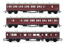 AIRFIX 'OO' GAUGE RAKE OF 3 BR MAROON 1X AUTOCOACH & 2X SUBURBAN COACHES