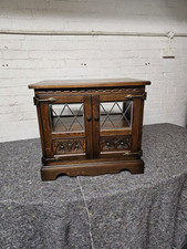 OLD CHARM FURNITURE OAK TV/MEDIA STAND LEADED LIGHT & CARVED MODEL No2440