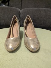 Size 6 by Roberto Vianni. Gold
