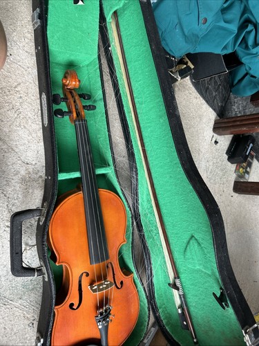 Violin skylark with bow - by,