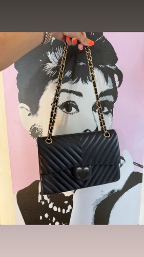 Black chevron medium - medium, flap