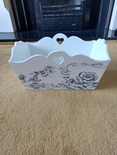 SMALL WOODEN STORAGE CRATE IN WHITE WITH GREY PATTERN