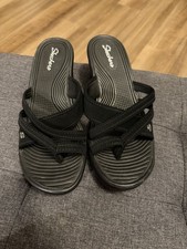 Women’s 8 1/2 black Skechers