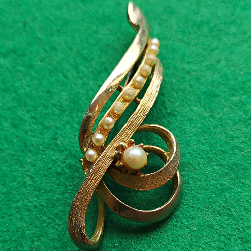 Gold tone swirl brooch with - swirl, brooch,with