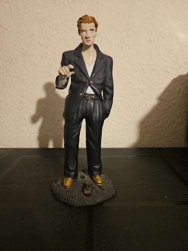 Dezine porceline figure - figure, in
