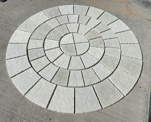 Wavy edge riven paving circle - edge,