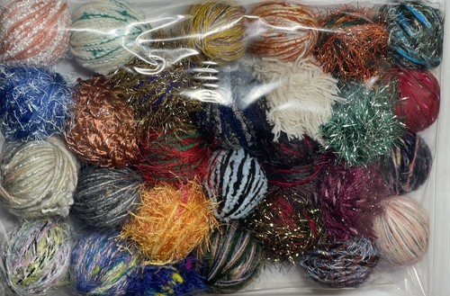 Small yarn balls mixed - 28,