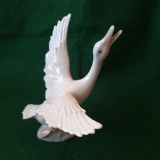 Lladro Porcelain Swan -