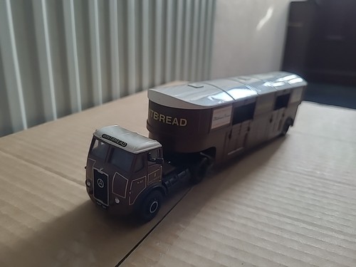 Corgi articulated horse box - articulated,