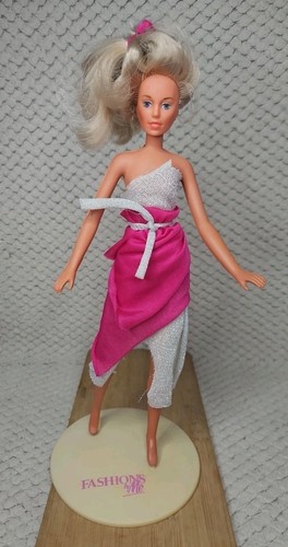Fashions doll stand - mb, me