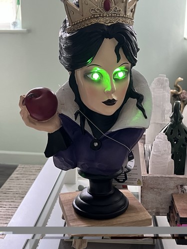 Evil queen bust with green - bust,