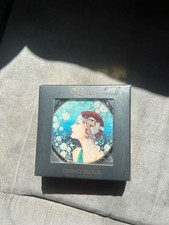 BNIB VINTAGE SILVER TONE ART DECO LADY FRONT MIRROR POCKET COMPACT CLINTONS