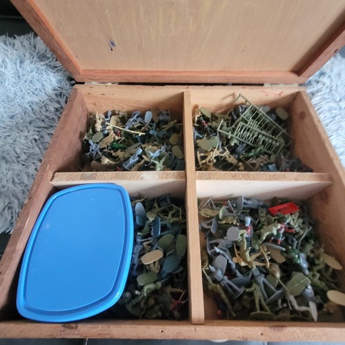 Old plastic army - plastic,