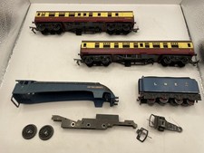 HORNBY DUBLO  SIR NIGEL GRESLEY DIECAST LOCOMOTIVE BODY AND TRI-ANG COACHES