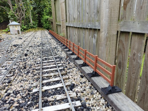 Scale garden railway fencing - g,