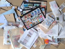Large Mixture of Worldwide stamps, mostly loose in envelopes and packets.