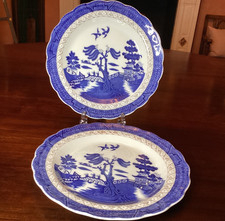 TWO ROYAL DOULTON 'REAL OLD WILLOW' MAJESTIC COLLECTION DINNER PLATES, 27cm