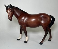 Beswick Vintage Mare Head Down Facing Right Matt Bay Horse Figurine No. 1812