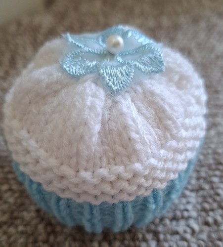 Single hand knitted - hand, cake