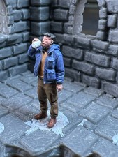 HO OO SCALE MODEL Railway Miniature Man Drinking TRAIN SPOTTER Hand Painted