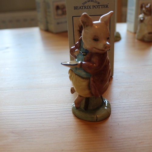 Pigling eats his porridge - ,
