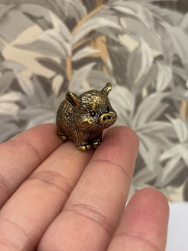 Small brass pig - (cute),