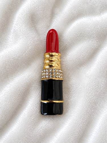 Red lipstick brooch - gold, tone