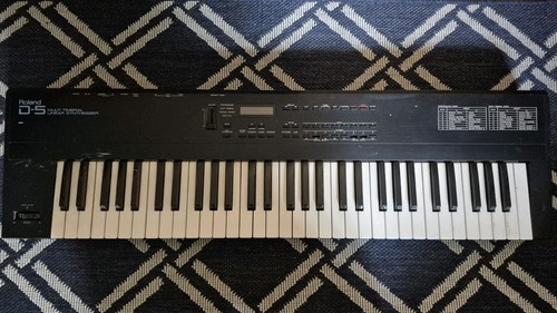 Roland synthesiser - d-5,