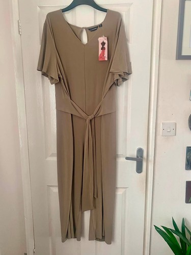 Neck flutter sleeve keyhole - v,