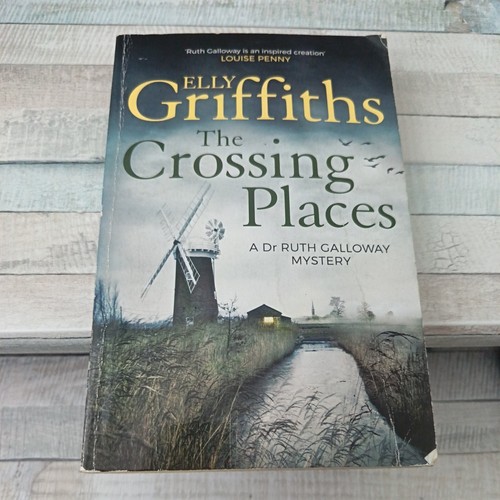 Elly griffiths the crossing - elly,