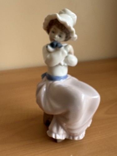 Lladro figurine girl cuddling - girl,