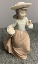Lladro NAO - Girl with Flower