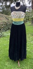 Ladies Vintage 1940/50s Black Velvet Evening Dress. Embroidered Floral Bodice.