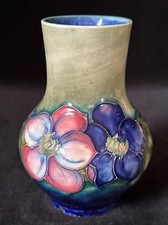 MOORCROFT CLEMATIS FLOWERS VASE Light Green YEN-YEN SHAPED 4.9 in. Antique c1937