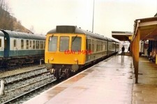 PHOTO  1986 BUXTON RAILWAY STATION 1986 DIESEL MULTIPLE UNIT SET NO BX494 VEHICL